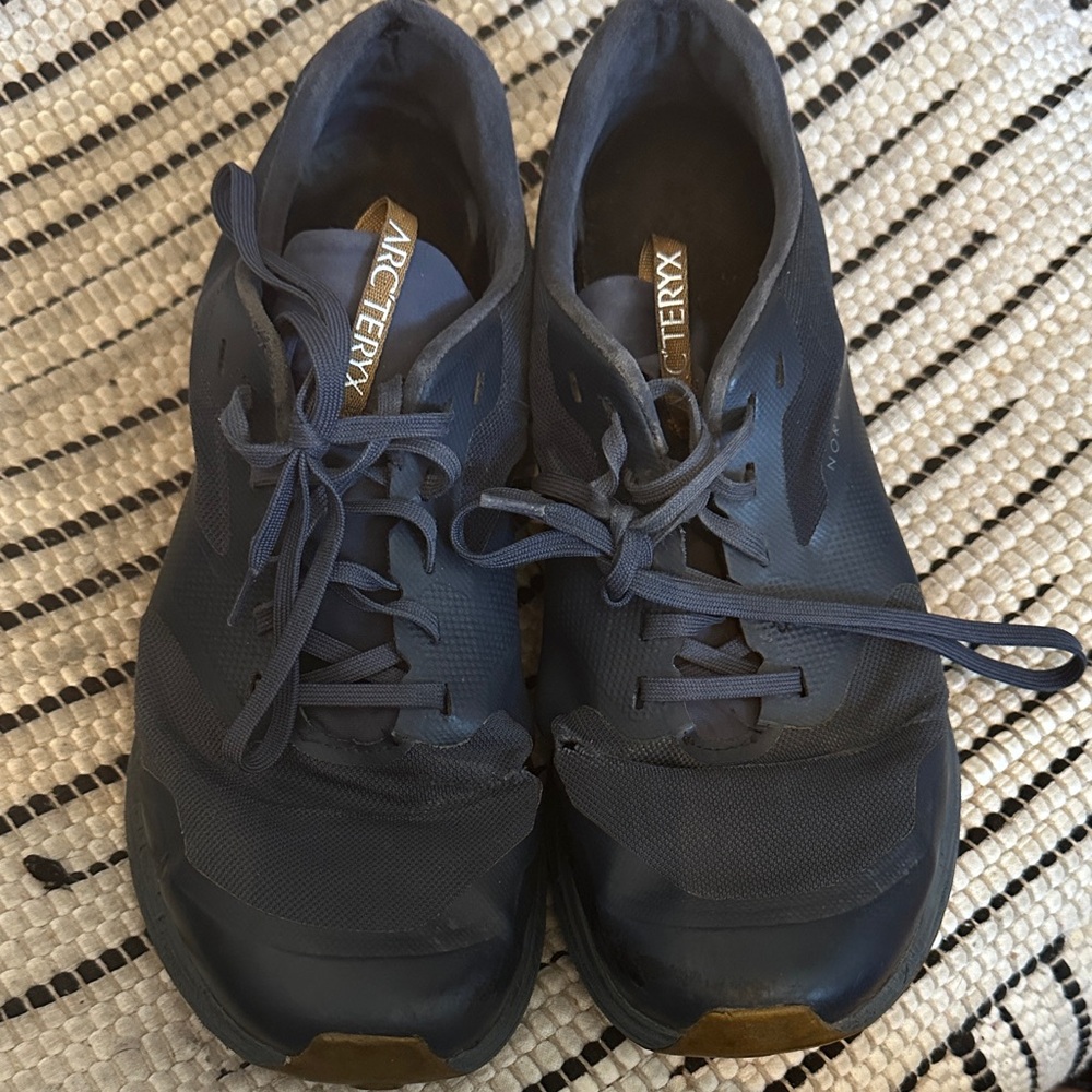 A1—Arc'teryx Men's Dark Gray Athletic Shoes